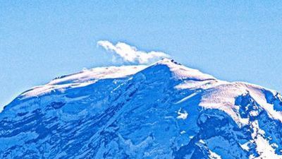 Image for story: Deceptive clouds above Mount Rainier spark questions on social media