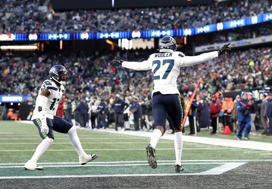 Image for story: Charbonnet's late TD run and Williams' 92-yard INT return help Seahawks beat Jets 26-21