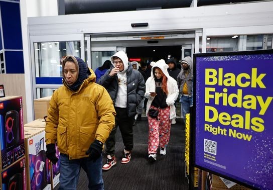 Image for story: Retailers bank on Black Friday to energize bargain-hungry holiday shoppers