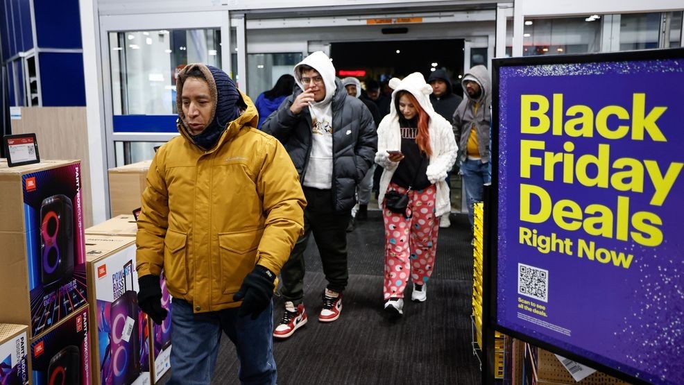Image for story: Retailers bank on Black Friday to energize bargain-hungry holiday shoppers