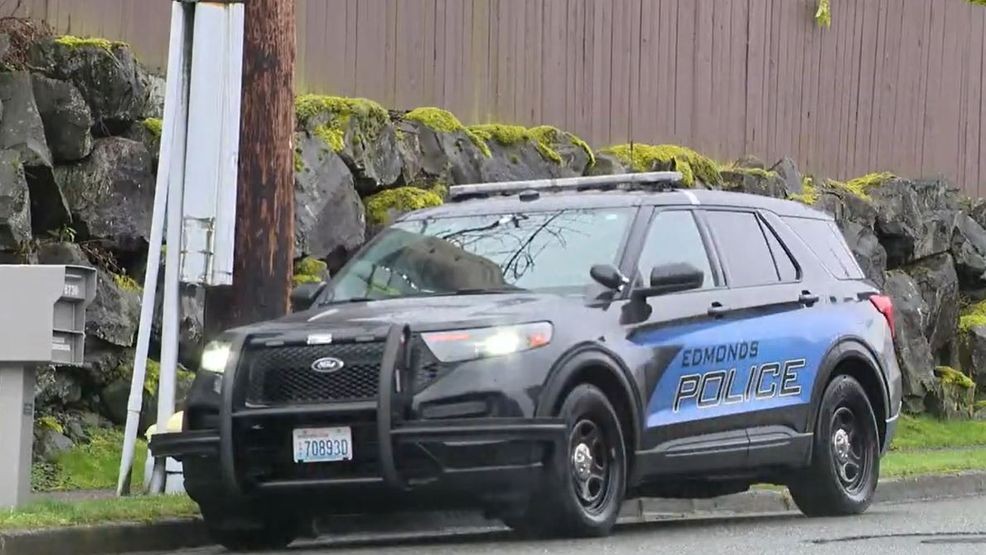 Image for story: 金刚专业世界弹珠联赛 Off-duty Edmonds police officer arrested after 'flashing gun' during road rage incident 