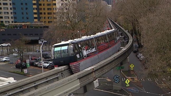 FILE – The Seattle Monorail heads toward the station at Seattle Center from Westlake. (KOMO News)